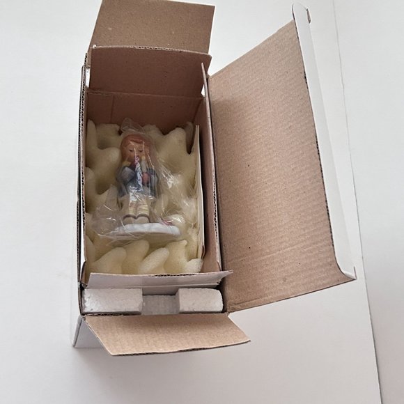 Berta Hummel Goebel Figurine The Glow Of A Candle Box 3" Winter Wonderland 2003 - Picture 11 of 11